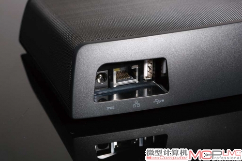 ③ 背部接口也非常简单，只有一个电源接口、一个RJ-45网络接口和一个USB 2.0接口。