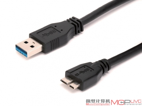 通过一头为USB 3.1 Micro-A/B、一头为USB 3.1 Type-A的数据线连接PC。